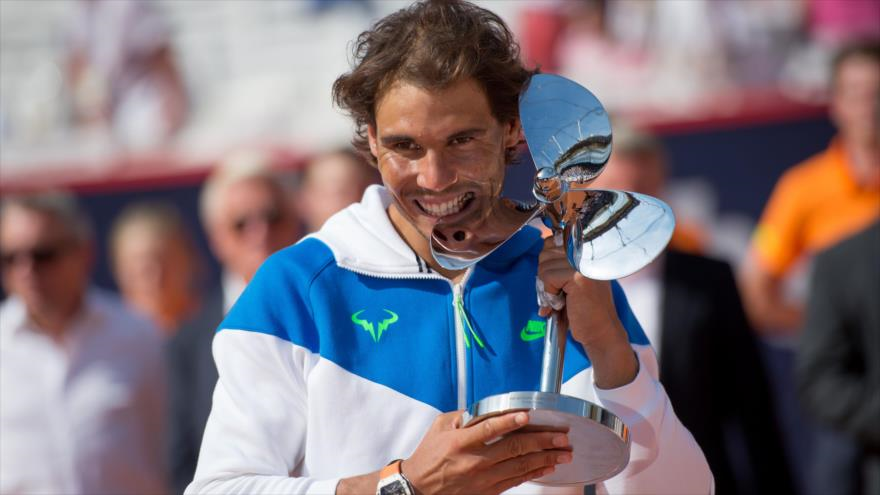 El tenista español Rafael Nadal con su trofeo tras vencer al italiano Fabio Fognini en la final del torneo de Hamburgo (Alemania). 2 de agosto de 2015