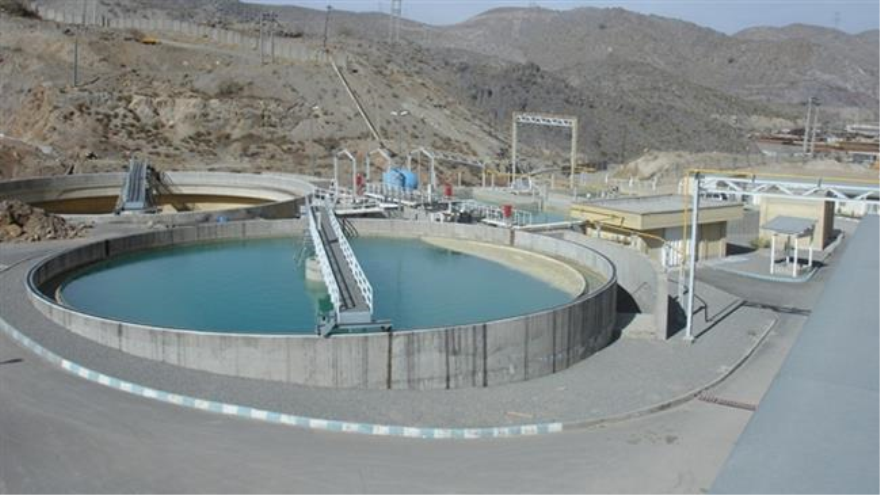 Una planta de tratamiento de aguas residuales cerca de la ciudad iraní de Nayafabad (centro).