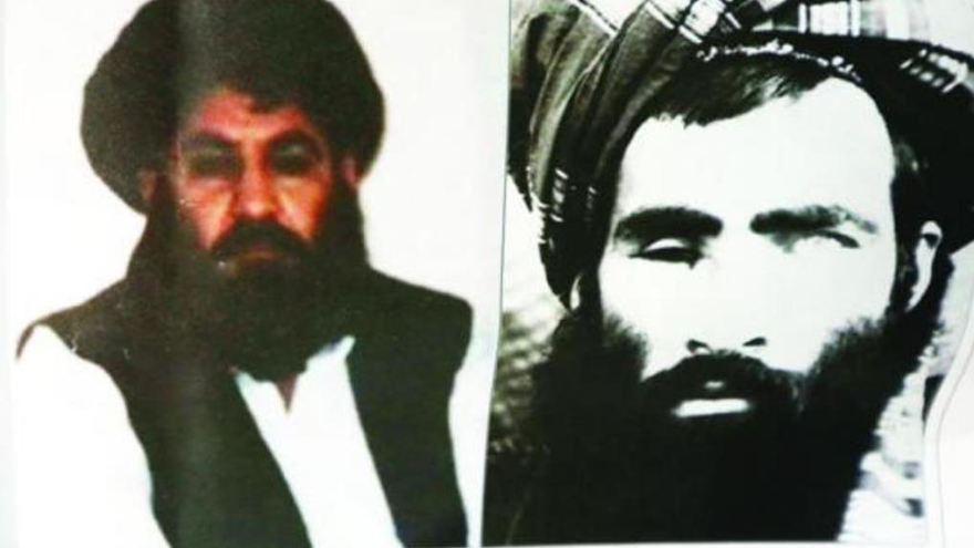 El exlíder del grupo Talibán Mulá Mohamad Omar (dcha.) y el nuevo dirigente, Mulá Ajtar Mohamad Mansur