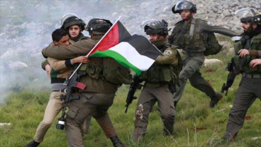 Soldados israelíes detienen a un joven palestino durante una protesta en Cisjordania