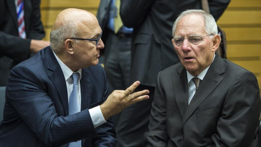 El ministro francés de Finanzas, Michel Sapin (izda.), se dirige a su homólogo alemán, Wolfgang Schäuble, 12 de julio de 2015.