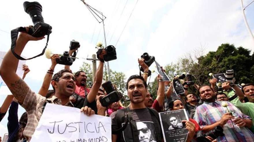 Multitudinarias marchas en México por asesinato del fotoperiodista
