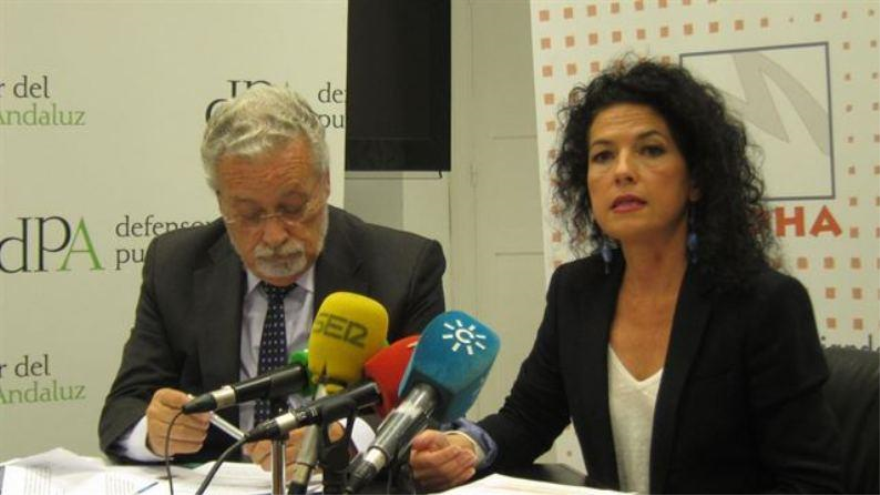 Senadora de Podemos por Andalucía, Maribel Mora (derecha)