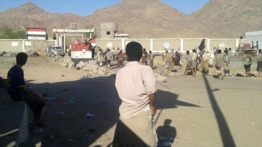 Yemeníes congregados frente a una base militar tomada por los terroristas de Al-Qaeda en Baihan, en la provincia sureña de Shabwa