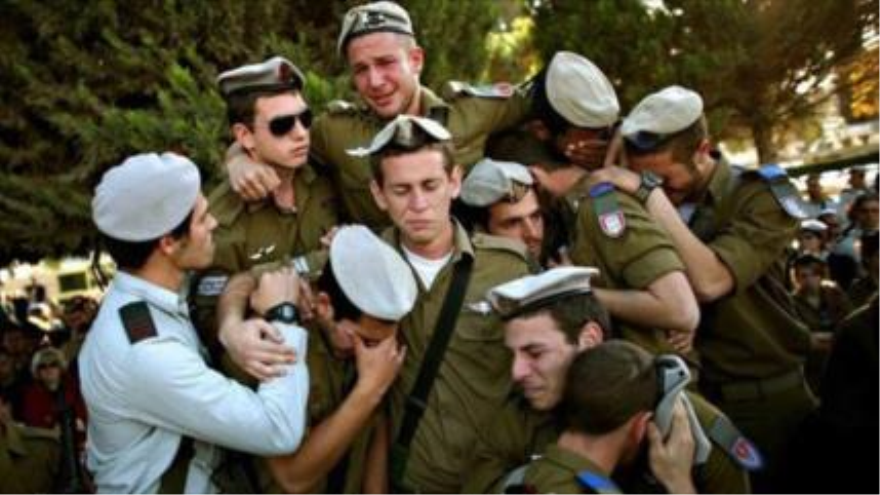 Soldados israelíes lloran durante el funeral de su amigo en un cementerio en la ciudad de Beersheba, en el sur de los territorios ocupados palestinos