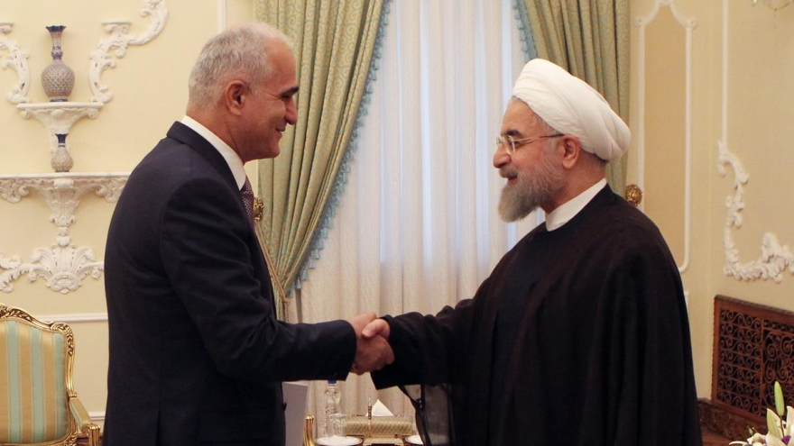 El presidente de Irán, Hasan Rohani, saluda al ministro de Economía e Industria de Azerbaiyán, Shahin Mustafayev. 04 de agosto de 2015