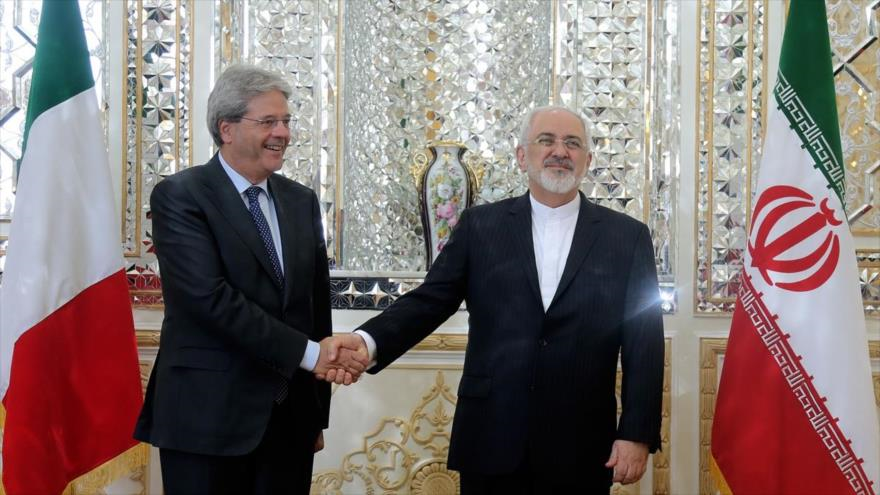 Canciller italiano, Paolo Gentiloni (izda.), estrecha la mano de su par iraní, Mohamad Yavad Zarif durante su visita a Teherán, 4 de agosto de 2015.