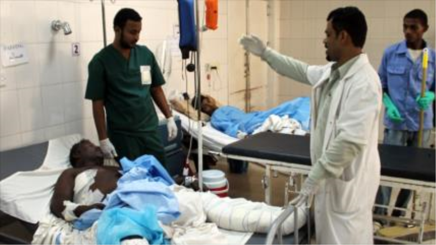 Hombres heridos en ataques aéreos saudíes reciben atención médica en el hospital Sadaka en Adén, en el sur de Yemen.