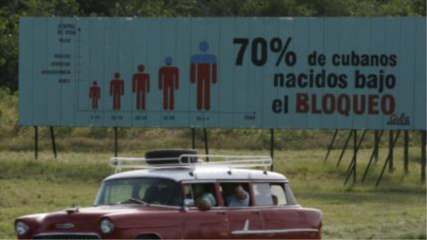 Un panel sobre el cual se indica que casi 70% de los cubanos han nacido bajo el bloqueo de EE.UU., contra su país por más de 50 años. 