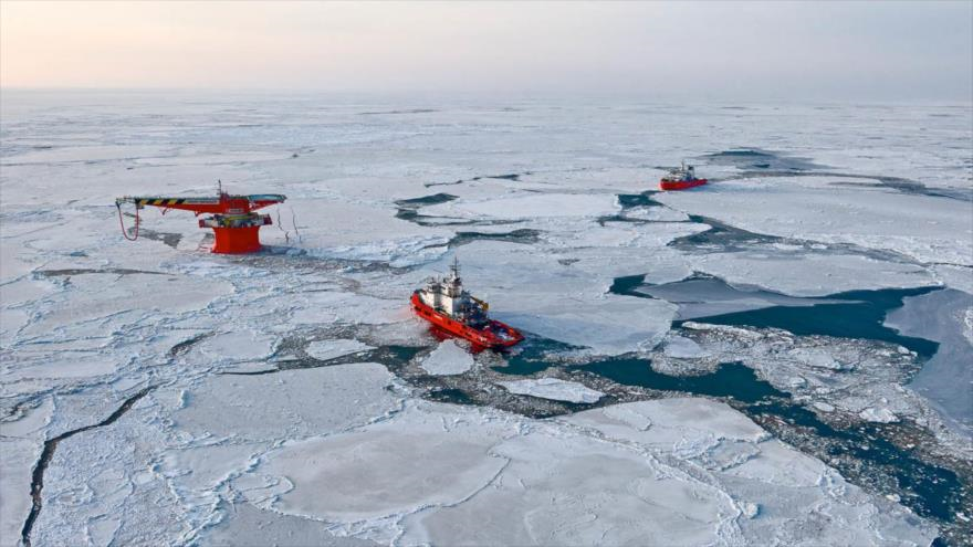 Una vista aérea de la terminal petrolera más septentrional del mundo fuera de la costa rusa del Ártico.