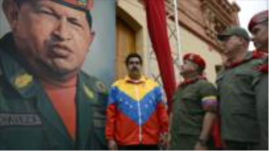 
El presidente de Venezuela, Nicolás Maduro, ante una imagen del ex Jefe del Estado fallecido, Hugo Chávez.
