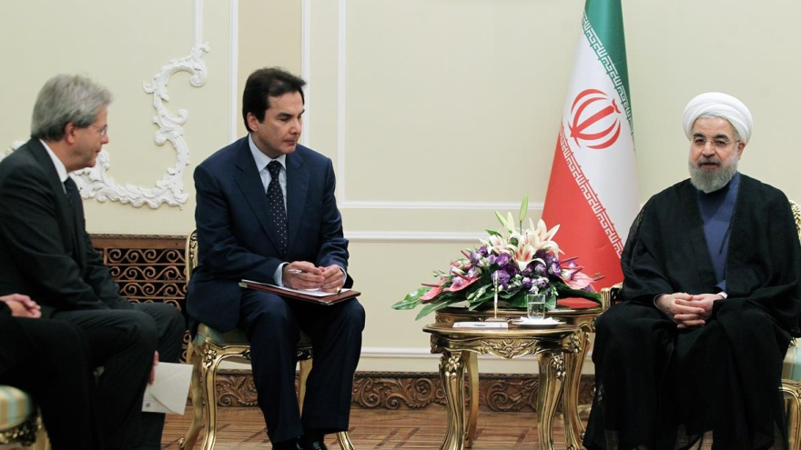 El presidente iraní, Hasan Rohani (dcha), se reúne con el canciller italiano, Paolo Gentiloni, en Teherán (capital persa). 5 de agosto de 2015