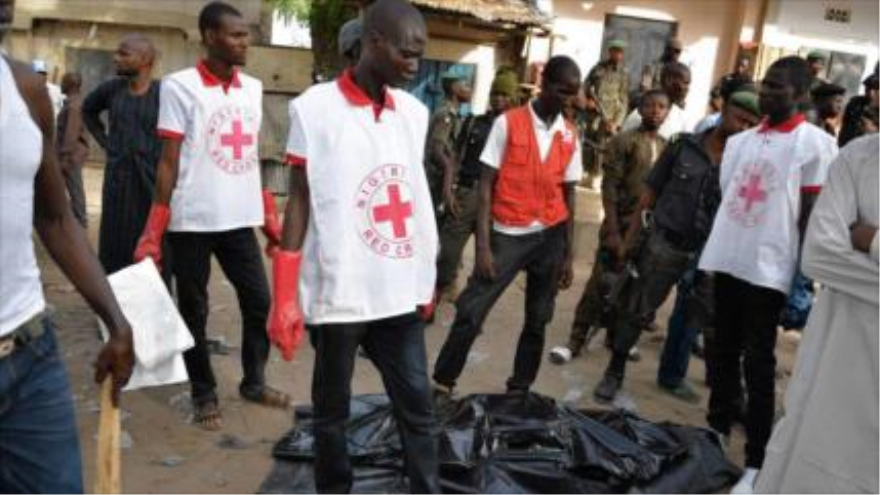 Miembros de la Cruz Roja en la ciudad nigeriana de Maiduguri (noreste), donde la banda extremista Boko Haram cometió un atentado.