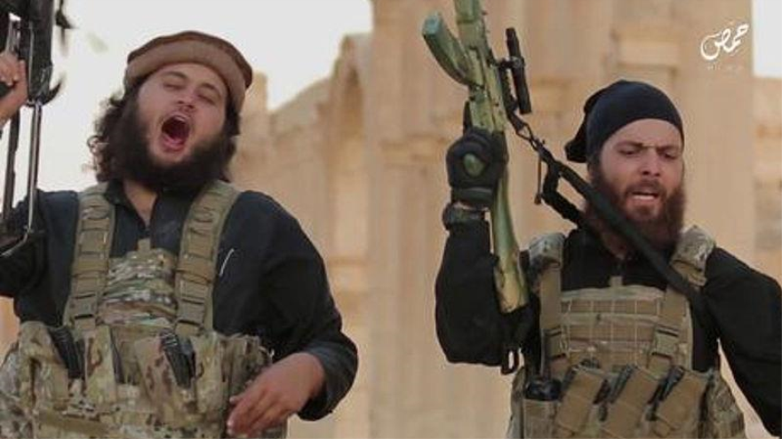 Los terroristas takfiríes Mohamed Mahmoud (izda., austriaco) y Abu Omar al-Almani (alemán) profieren amenazas contra Alemania y Austria en un vídeo aparentemente grabado en las ruinas de la antigua Palmira, en el centro de Siria.