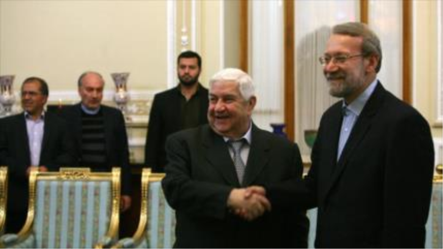 El presidente del Parlamento iraní, Ali Lariyani (dcha.), durante un encuentro con el canciller sirio, Walid al-Moalem, en Teherán, capital iraní. 5 de agosto de 2015