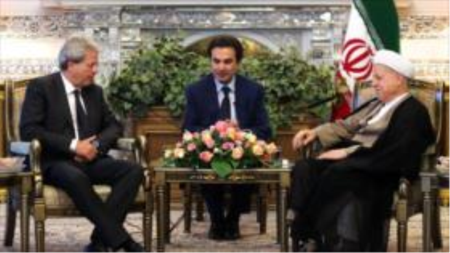 El presidente del Consejo del Discernimiento del Sistema de la República Islámica de Irán, Ali Akbar Hashemi Rafsanyani (dcha.), durante un encuentro con el canciller italiano, Paolo Gentiloni, en Teherán, capital iraní. 5 de agosto de 2015