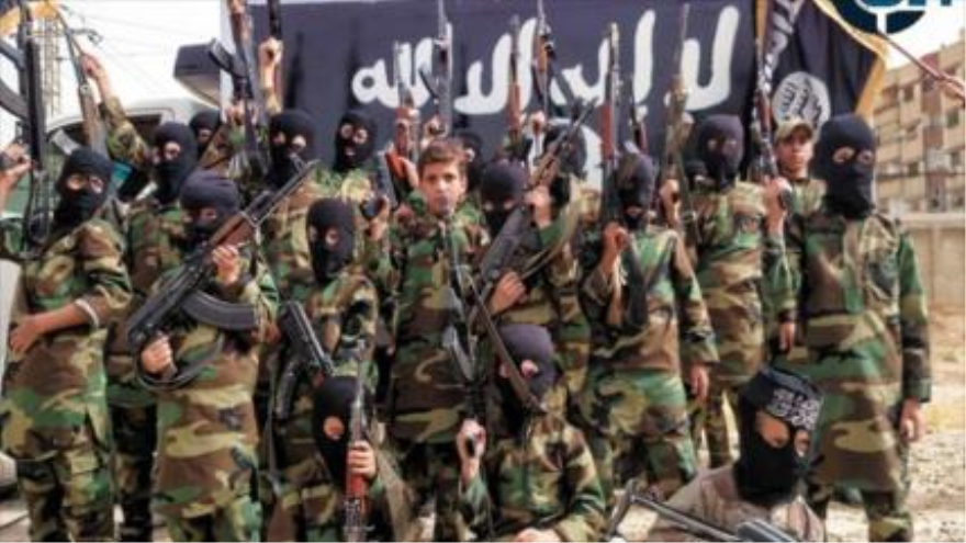 Niños reclutados por el grupo terrorista EIIL (Daesh, en árabe).