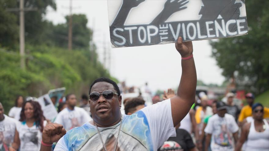 Marchan en EE.UU., por el aniversario de la muerte de Michael Brown. 8 de agosto de 2015. 