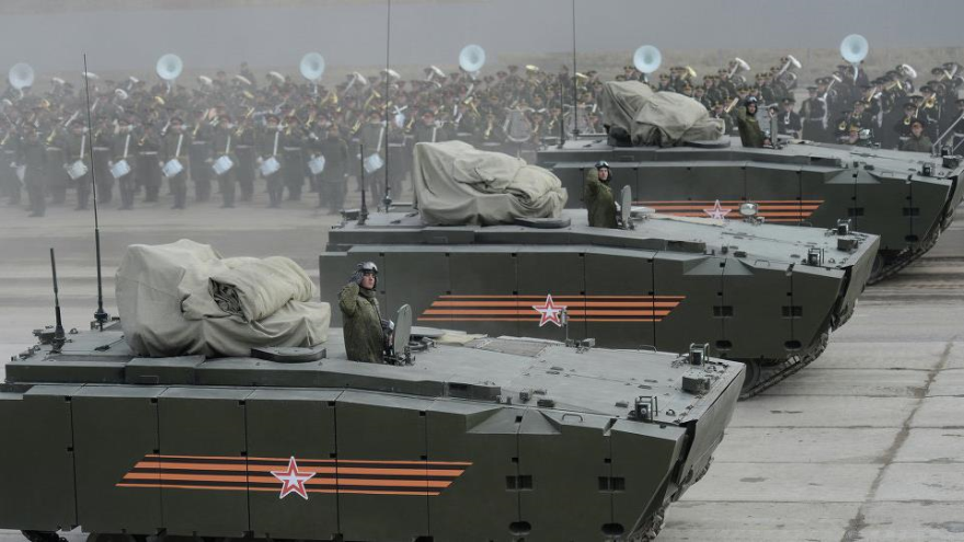 Desfile de tanques de ultima generación modelo Armata del Ejército de Rusia.