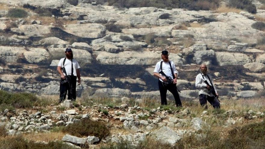 Colonos extremistas israelíes armados.