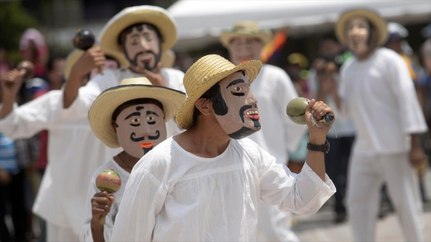 Los indígenas salvadoreños realizan ceremonia de conmemoración del Día Internacional de los Pueblos Indígenas.