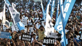 Marcha en Turquía pide paz y condena guerra turca contra kurdos