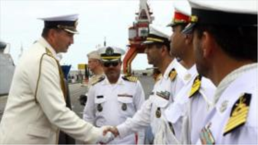 El capitán Kirill Taranenko, comandante de una flota de la Armada rusa (i) saluda a los comandantes de la Marina iraní en el mar Caspio. 9 de agosto de 2015.