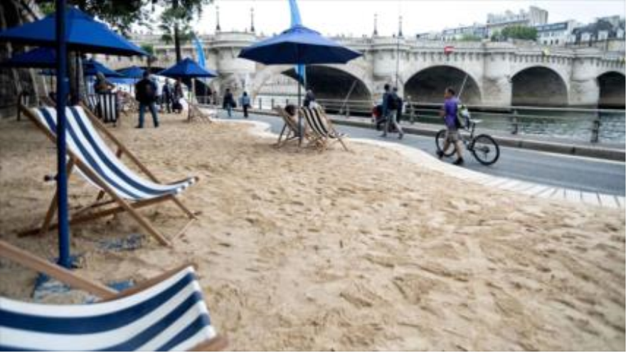 Playas provisionales instaladas en las riberas del Sena, en París, la capital de Francia.