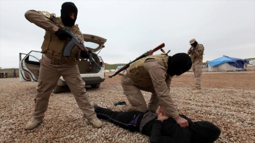 Tres integrantes del grupo terrorista EIIL (Daesh, en árabe) ejecutan a un hombre.
