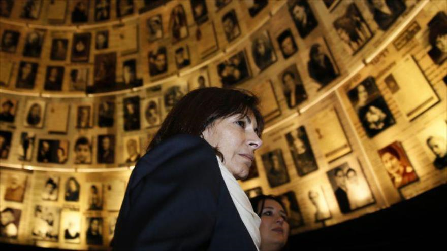 La alcaldesa de París, Anne Hidalgo, en el monumento a las víctimas del supuesto plan de exterminio de los judíos llamado ‘Holocausto’ en la capital palestina ocupada, Al-Quds (Jerusalén), 4 de diciembre de 2013.