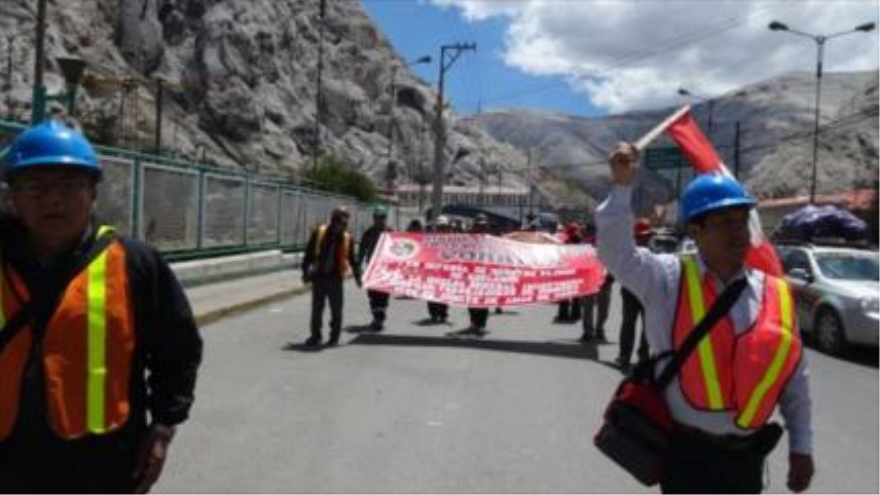 Empleados de la minera Doe Run bloquean la Carretera Central de Perú. 11 de agosto de 2015