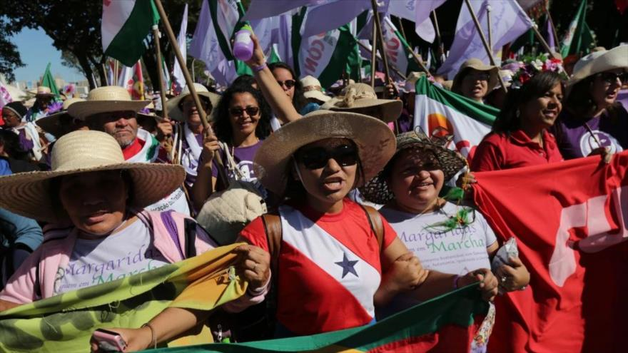 Mujeres campesinas brasileñas participan en una marcha en apoyo a la presidenta Dilma Rousseff. 12 de agosto de 2015. 