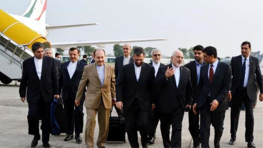 El canciller de Irán, Mohamad Yavad Zarif llega al aeropuerto internacional de Benazir Bhutto (Islamabad, capital paquistaní), 13 de agosto de 2015.