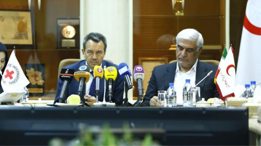 El presidente del CICR, Peter Maurer (izqda.) y el secretario general de la Sociedad de la Media Luna Roja de Irán, Ali Asqar Ahmadi, en una reunión en Teherán, 12 de agosto de 2015.