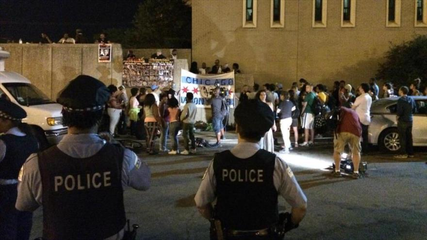 Calma tensa entre la Policía y los manifestantes pacíficos contra la violencia racista en Ferguson (centro este de EE.UU.), 12 de agosto de 2015.