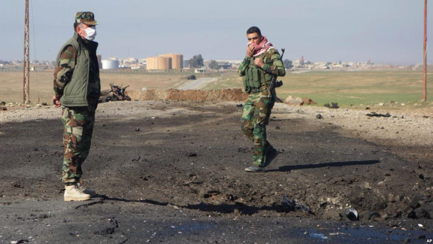 Fuerzas kurdas en el norte de Irak inspeccionan el lugar donde ocurrió un presunto ataque químico.