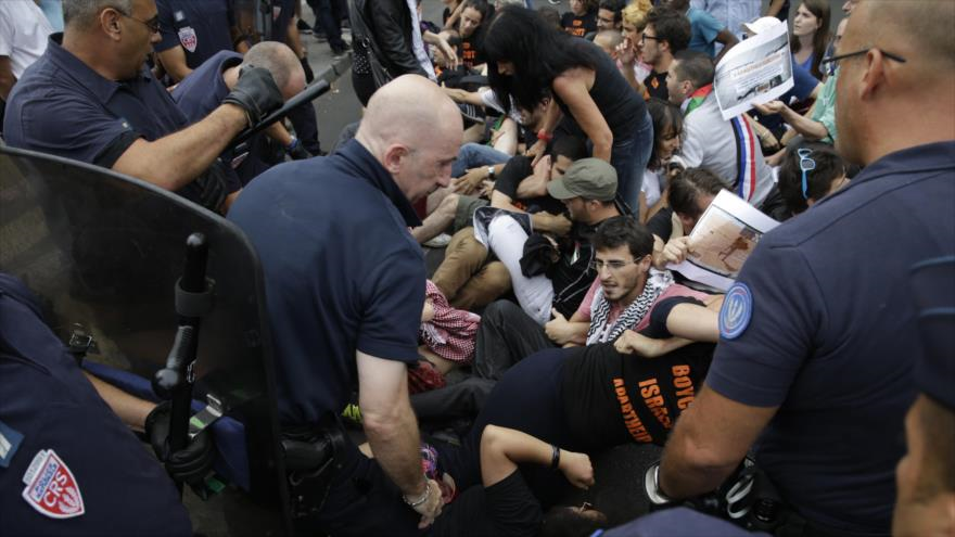 Fuerzas policiales desalojan a militantes del movimiento de Boicot, Desinversión y Sanciones (BDS) contra la ocupación de Palestina a las puertas del evento proisraelí Tel-Aviv-sur-Seine en París, 13 de agosto de 2015.