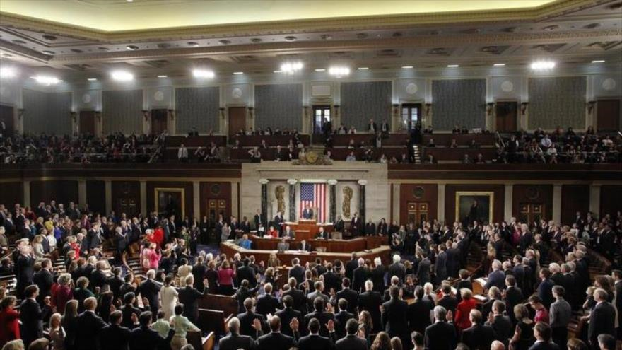Congresistas de Estados Unidos prestan juramento ante el presidente de la Cámara de Representantes, John Boehner, 6 de enero de 2015.