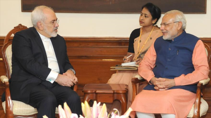 El canciller iraní, Mohamad Yavad Zarif (izda), reunido con el primer ministro indio, Narendra Modi en Nueva Delhi, capital del país asiático. 14 de agosto de 2015