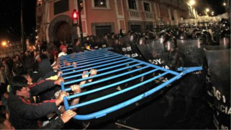 Choques entre manifestantes y la policía antidisturbios en Quito, capital ecuatoriana, 13 de agosto de 2015.