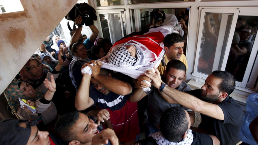 Palestinos asisten al funeral del adolescente Laith Jaldi. 1 de agosto de 2015