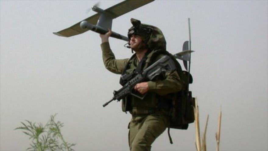 Soldado palestino porta un dron.