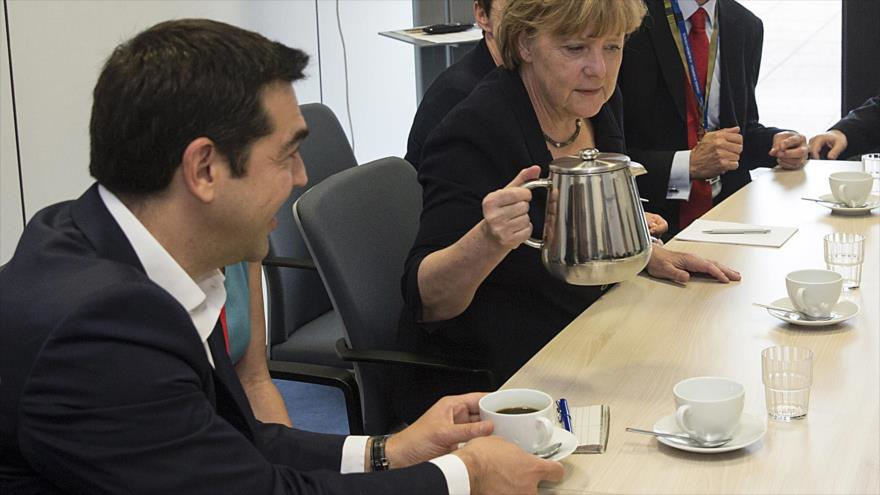 El primer ministro griego, Alexis Tsipras, y la canciller alemana, Angela Merkel (dcha) se reúnen (julio de 2015) en la sede de la Unión Europea.