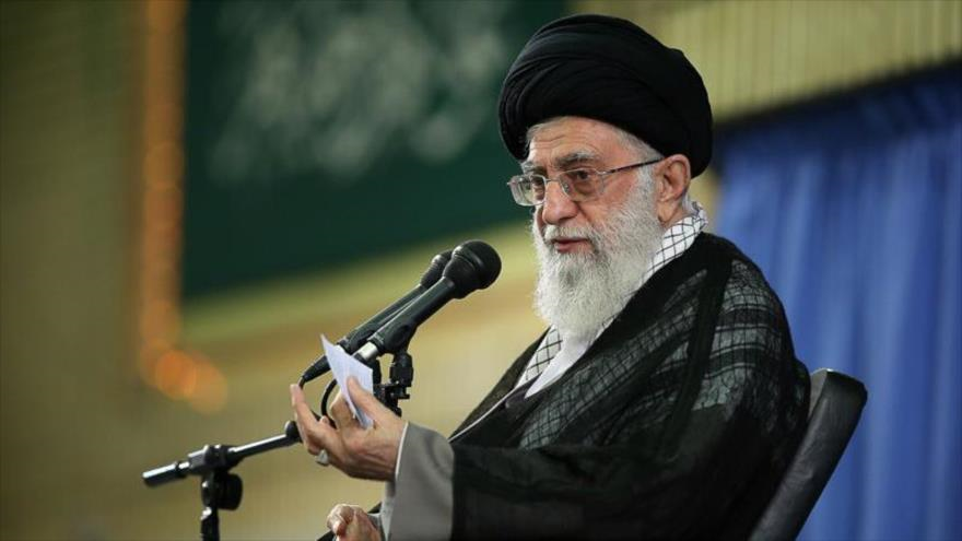 Ayatolá Jamenei: Irán contrarrestará la influencia de EEUU con todo su poder