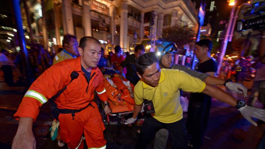 Trasladan a los heridos por explosión de bomba en la capital tailandesa, Bangkok, 17 de agosto de 2015.