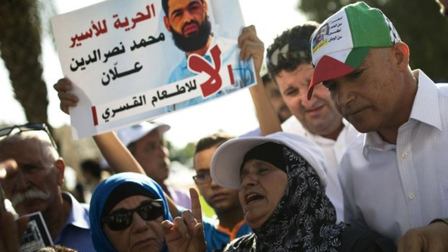 La madre de Mohamad Aalan junto con ciudadanos palestinos urgen la liberación del preso y denuncian su alimentación forzada