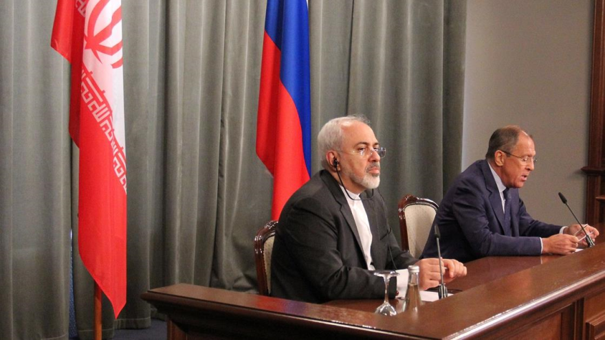 El ministro iraní de Asuntos Exteriores, Mohamad Yavad Zarif (izda.) y su homólogo ruso, Serguei Lavrov, durante una rueda de prensa en Moscú (capital rusa), 17 de agosto de 2015.