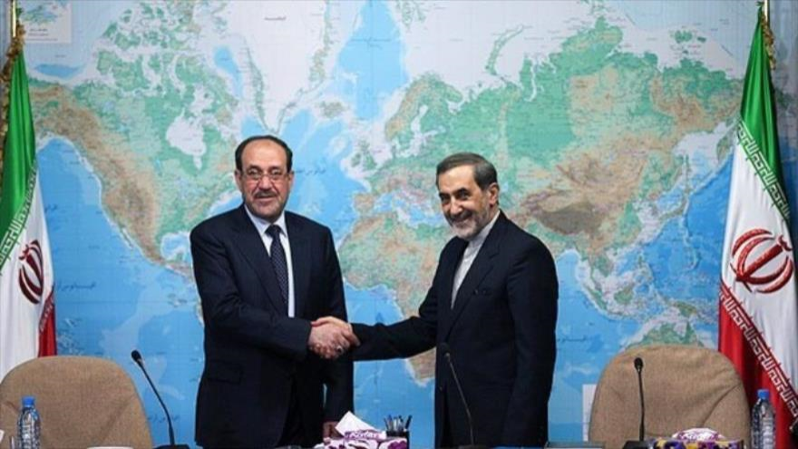 El director del Centro de Estudios Estratégicos del Consejo del Discernimiento del Sistema de la República Islámica de Irán, Ali Akbar Velayati (dcha), reunido en Teherán, capital persa, con el ex primer ministro iraquí, Nuri al-Maliki. 17 de agosto de 2015