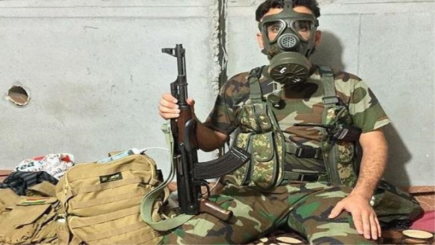 Un integrante de las fuerzas militares de Kurdistán iraquí con una máscara de gas, tras un ataque con armas químicas del grupo terrorista EIIL (Daesh, en árabe).