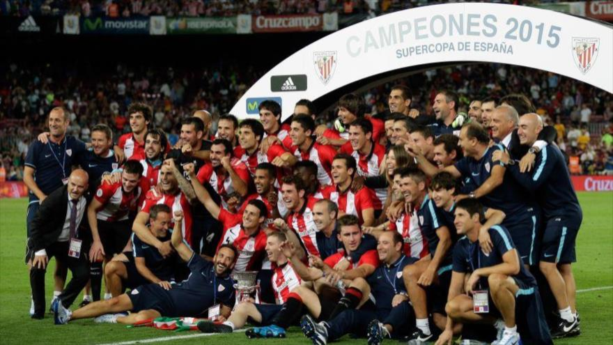 Jugadores de Athletic de Bilbao festejan el campeonato de su equipo en la Supercopa de España. 